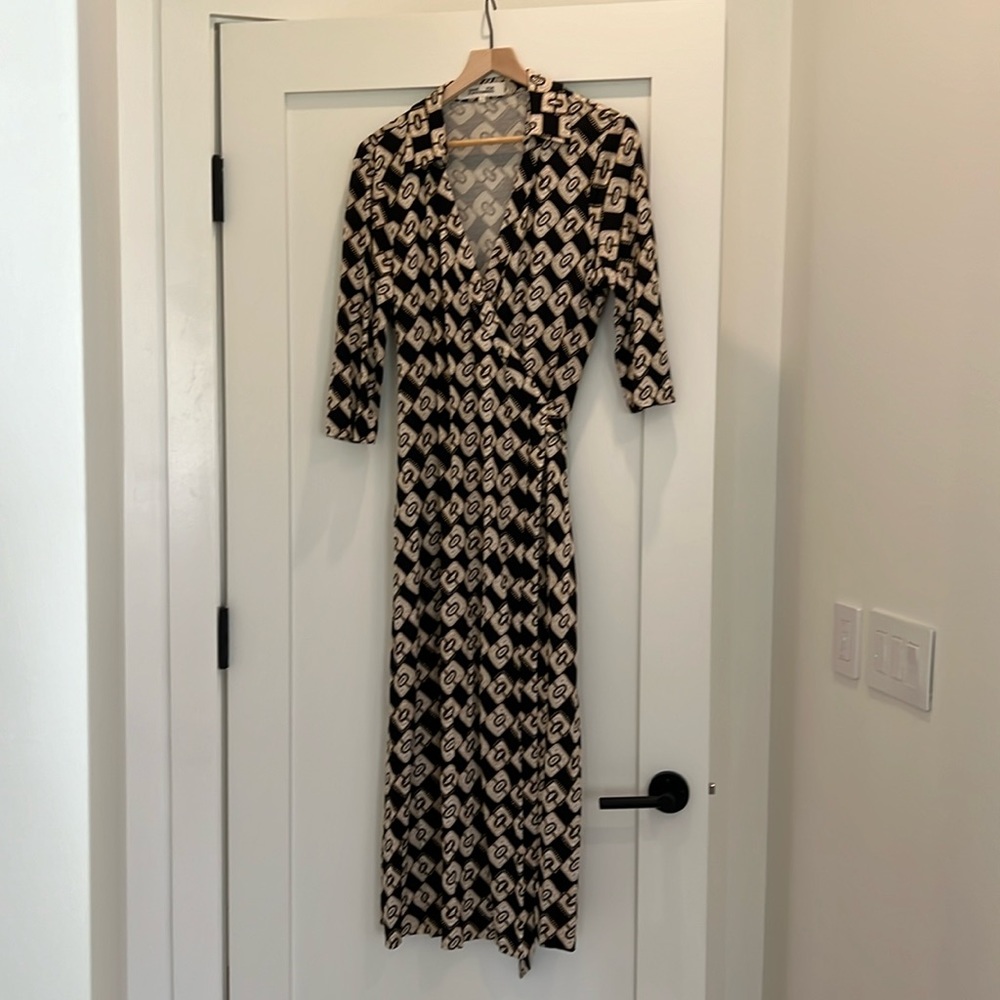 Stunning DVF dress purchased in 2022 and worn once! It’s gorgeous.